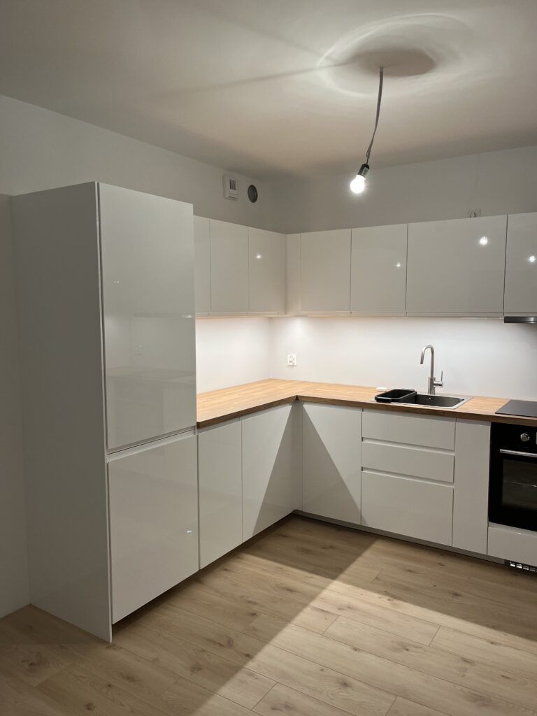 Kuchnia IKEA z frontami Voxtorp w białym połysku i blatem laminowanym